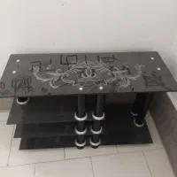 زیر تلویزیون شیشه ای شیک و تمیز