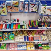 فروشنده خانم برای مغازه نوشت افزار