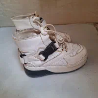 تعدادی کفش درحد