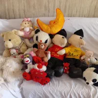 تعداد زیادی عروسک