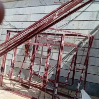 پنج عدد پنجره آهنی و یک عدد در ورودی