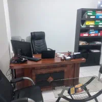 منشی مسلط به کامپیوتر و اکسل