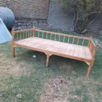 تخت قهوه خانه ای و یخچال ایستاده