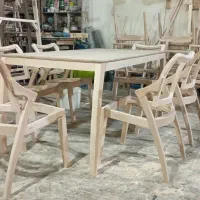 جوان علاقه مند به یادگیری نجاری(کار آموز)