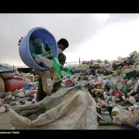 کارگر در ضایعاتی