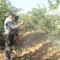 سمپاشی باغ و مزارع کشاورزی