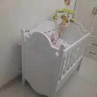 تخت نوزاد کنار مادر