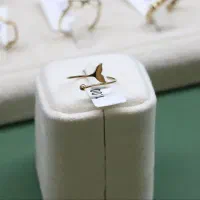 انگشتر طلا مینیمال طرح دم وال ۱۸عیار