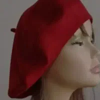 یک کلاه برت قرمز