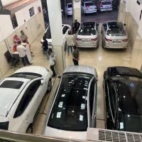 مدیر فروش نمایشگاه خودرو