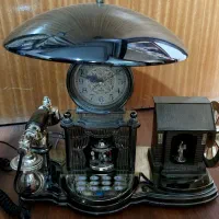 یک عدد تلفن و ساعت تزئینی