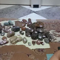 سنگهای با ارزش اسم ومشخصاد روی سنگ حک شده