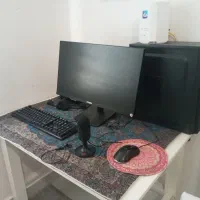 کیس گیمینگ و مانیتور و موس و کیبورد و میکروفون