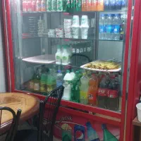 یخچال و کباب پز و تعدادی وسایل غذاخوری