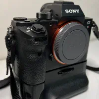 بدنه سونی R2 بهمراه گریپ و لنز سونی ۵۰ میلیمتری1/8|دوربین عکاسی و فیلم‌برداری|تهران, نجات اللهی|دیوار