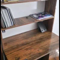 میز کاربردی و کتابخانه
