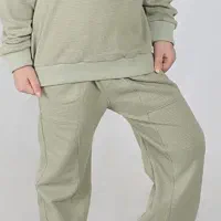تعدادی لباس بچگانه به صورت عمده زیر قیمت
