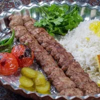 به یک آشپز ماهر جهت کار در تالار پذیرایی