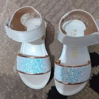 تعدادی کفش و لباس دخترانه نو و در حد نو