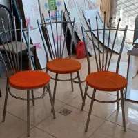 میز و صندلی و کپسول گاز و کفش