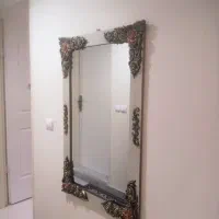 اینه و قاب و گل گلدان