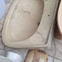 دوعدد روشویی وپایه ها.و یک تولت فرنگی