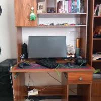 میز تحریر ،کامپیوتر، کتابخانه