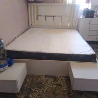 تخت خواب دونفره ودوتا پاتختی به همراه تشک