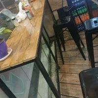 میز و صندلی و پیشخوان و سینک و سطل زباله