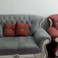 مبل راحتی ۷نفره که نیاز به تعویض روکش دارد