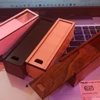 حک و برش لیزر جعبه تندیس استند تابلو ماکت