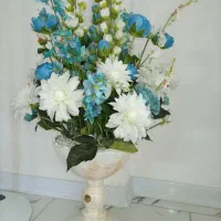 گلدان با گل مصنوعی