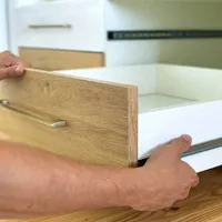 تعمیرکار حرفهای کابینت، ریل، لولا و درب آشپزخانه