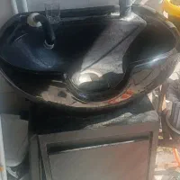 سر شور ایستاده با آبگرمکن