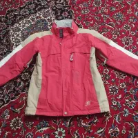 یک عدد کاپشن قرمز اسپرت