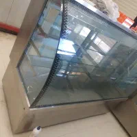 ویترین خمیده قنادی با زیر ترازو