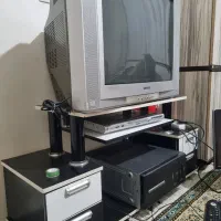 تلویزیون  با میز مناسب خانه و باغ