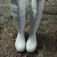 چکمه سفید نو و صندل زنانه