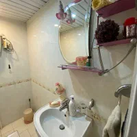 روشویی پایه‌دار همراه آینه و شلف شیشه ای