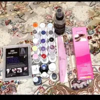 مقداری لوازم کاشت ناخن