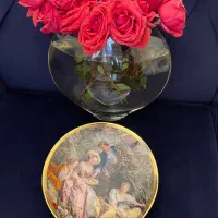 بشقاب چینی دیوار کوب طرح فرانسوی لبه طلاکوب