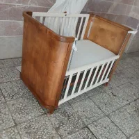 تخت خواب کودک  نوزاد  چوبی در حد نو