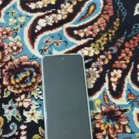 یک دستگاه تلفن همراه لمسی در حد نو