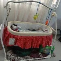 تخت و ننو کنار مادر