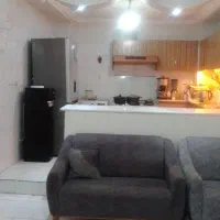 یه مبل 7 نفره به رنگ طوسی تمیز