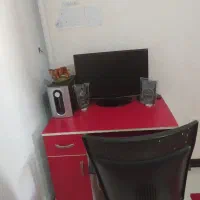 کامپیوتر با میز وصندلی