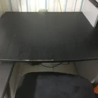 میز تحریر و کامپیوتر