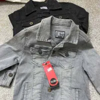 واگذاری یک مغازه با لباس بچگانه و کفش دخترانه