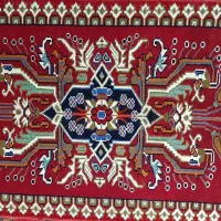 قالیچه قرمز لاکی سایز کوچک ولی قدیمی و کاملا سالم