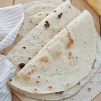 به یک تیر زن(وردنه) یا خمیر گیری برای نون سنتی